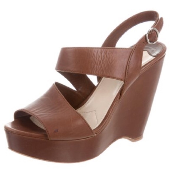 PRADA - Picture 3 of 5